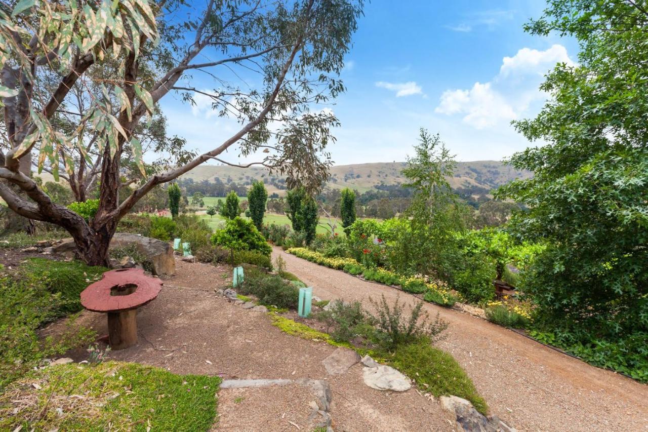 Strath Creek Strawbale Cottage - Wingspread Garden المظهر الخارجي الصورة